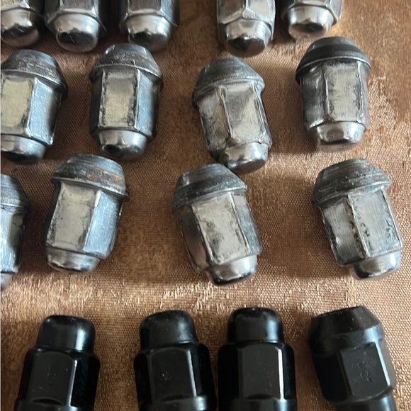 24 Lug nuts - Picture 12 of 13